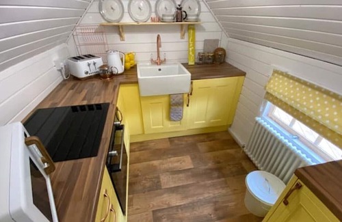 Pontsticill Cabina | Flora’s Deluxe wooden cabin (Mini house!)