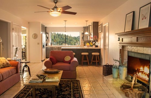 Graton Casa | Vistas insuperables dentro y hacia fuera En esta Vineyard Estate 3-Acre