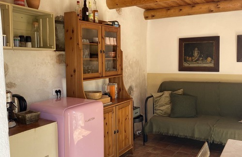 Roquevaire Cabina | Inusual casita de piedra en las colinas