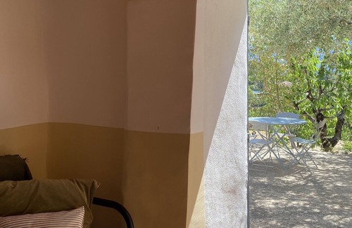 Roquevaire Cabina | Inusual casita de piedra en las colinas