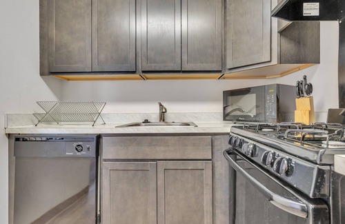 Downtown Harrisburg Apartamento | Unwind in ultimate convenience! Fully furnished 2BR/2BA sanctuary awaits in vibrant Harrisburg