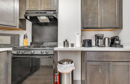 Downtown Harrisburg Apartamento | Unwind in ultimate convenience! Fully furnished 2BR/2BA sanctuary awaits in vibrant Harrisburg