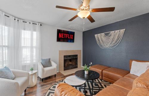 McNeil Casa | Up to 32 People - Luxurious Home