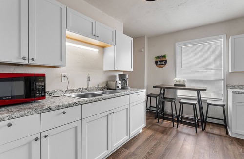 Manitowoc Apartamento | Upbeat Apt on Wollmer - 1 Mile to Maritime Museum Manitowoc