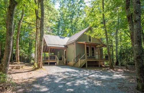 Fleetwood Casa | Updated 2 Bd Cabin, Hot Tub, Mins to New River & Parkway