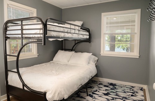 Delavan Cabaña | Updated Lake Cottage with amazing sunset views & option for daily pier rental.