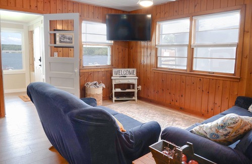 Delavan Cabaña | Updated Lake Cottage with amazing sunset views & option for daily pier rental.