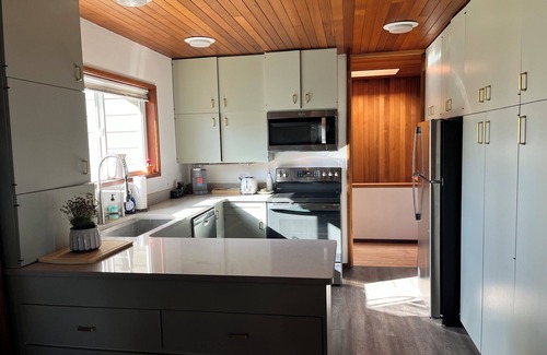 Moscow Casa | Updated Mid Century Modern next to University. Retro vibe! Close to Downtown.