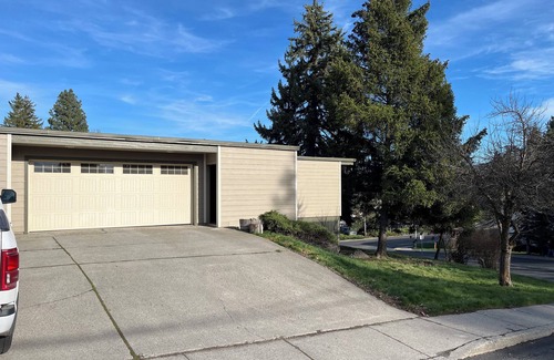 Moscow Casa | Updated Mid Century Modern next to University. Retro vibe! Close to Downtown.