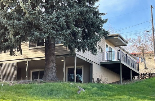 Moscow Casa | Updated Mid Century Modern next to University. Retro vibe! Close to Downtown.