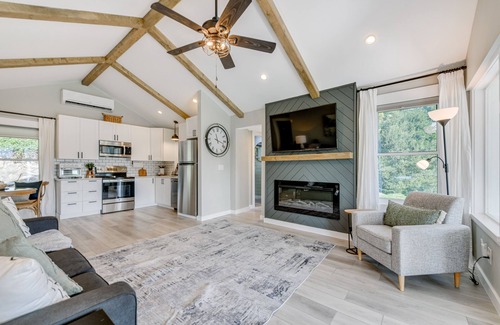 Waynesville Cabaña | Updated + Modern Waynesville Cottage w/ Fire Pit