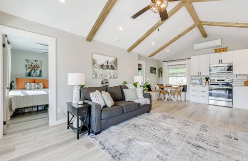 Waynesville Cabaña | Updated + Modern Waynesville Cottage w/ Fire Pit