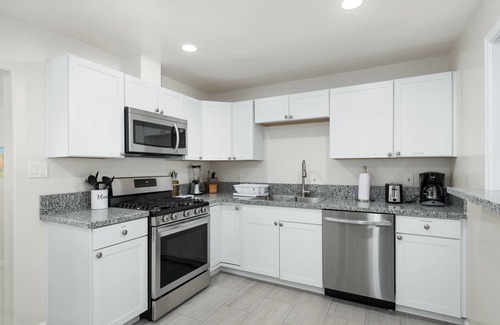 Fresno Casa | Upgraded 3B/2Bth w DinningR on Peaceful Street