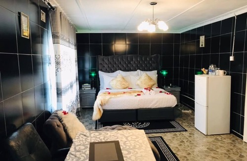 Bulawayo Cabina | uPhondo Lodge
