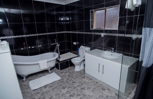 Bulawayo Cabina | uPhondo Lodge