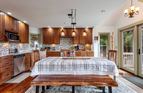 Unaka Cabina | Upscale Cabin with Mountain Views & Starlink Wi-Fi Near Rafting & Blue Ridge!