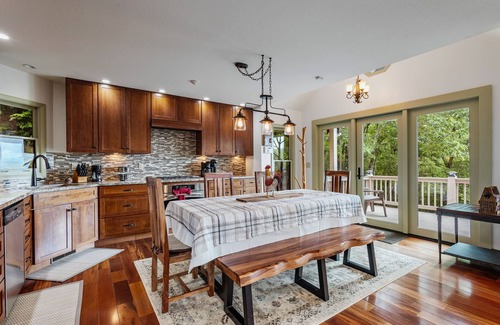 Unaka Cabina | Upscale Cabin with Mountain Views & Starlink Wi-Fi Near Rafting & Blue Ridge!