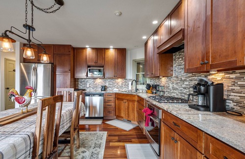 Unaka Cabina | Upscale Cabin with Mountain Views & Starlink Wi-Fi Near Rafting & Blue Ridge!