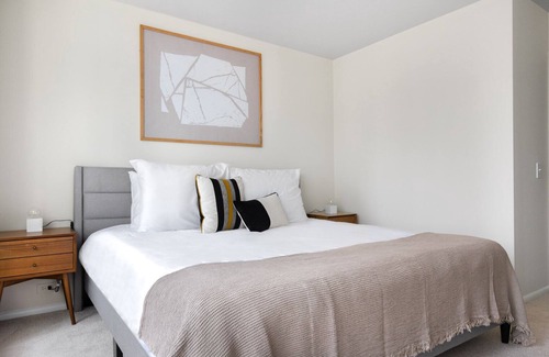 Lake View East Apartamento | Upscale Lakeview Studio w/ Rooftop Pool near Wrigley Field, by Blueground