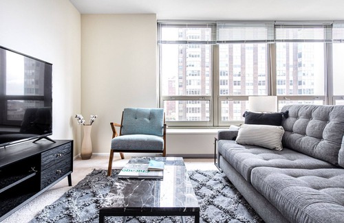 Lake View East Apartamento | Upscale Lakeview Studio w/ Rooftop Pool near Wrigley Field, by Blueground