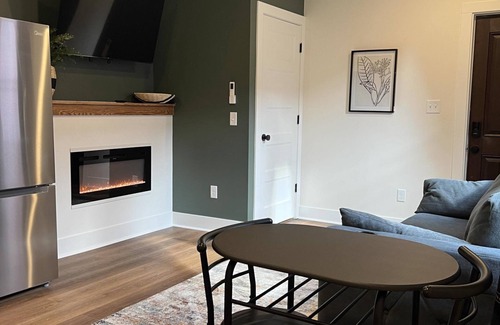 Nelson Apartamento | Urban Queen Apartment at The Victorian, Indoor Fireplace + Washer/Dryer
