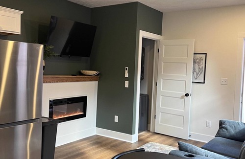 Nelson Apartamento | Urban Queen Apartment at The Victorian, Indoor Fireplace + Washer/Dryer