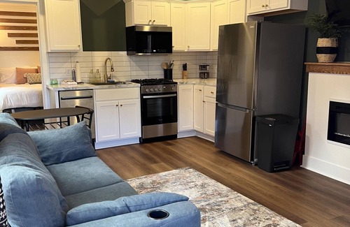 Nelson Apartamento | Urban Queen Apartment at The Victorian, Indoor Fireplace + Washer/Dryer
