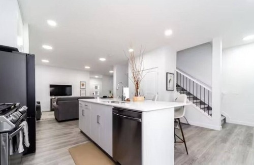 Southwest Edmonton Casa | Urban Utopia-Hot Tub-King Bed-BBQ-Sleeps 16-Garage