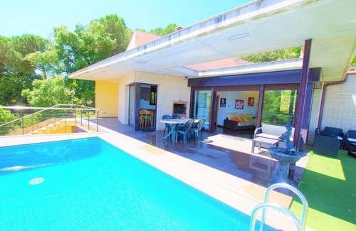 Lloret de Mar Villa | V&V LLORET-Villa Nicole:lujosa villa con piscina privada, barbacoa, 3km playa