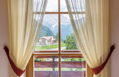 Canazei Chalet De Esquí | Vacaciones Chalet Crepes De Sela con vistas a la montaña, Wi-Fi, balcón y jardín