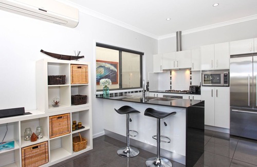 Andergrove Casa | Lakeside Deck Holiday House