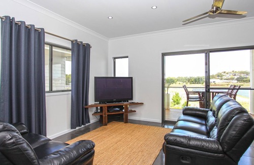 Andergrove Casa | Lakeside Deck Holiday House