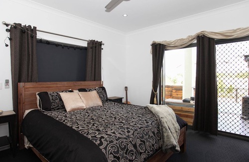 Andergrove Casa | Lakeside Deck Holiday House