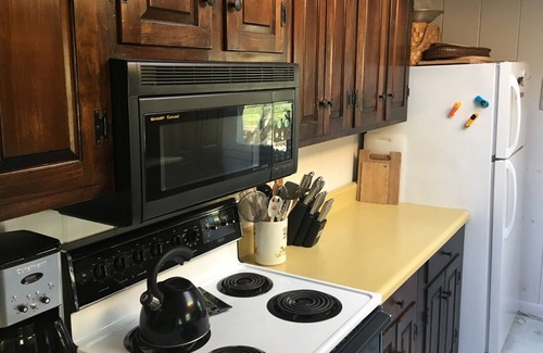 Lenox Dale Cabaña | Alquiler frente al lago en Lenox !! FOLLAJE, tranquilidad, belleza.