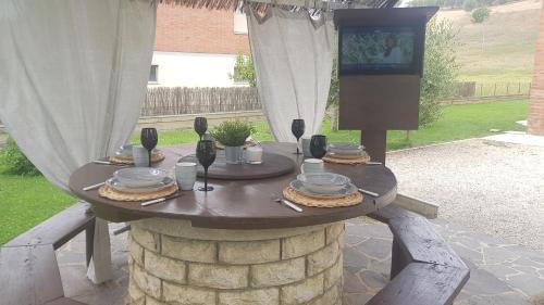 San Giovanni d'Asso Apartamento | VAL D'ORCIA DELUXE 1 ELEGANTE CASA immersa nel verde con WiFi, giardino e parcheggio