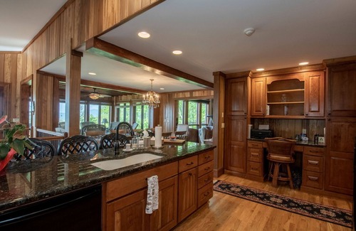 Highlands Casa | Valentine Manor with 3 states views only 5 minutes to town!