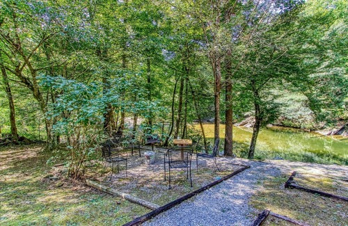 Sevierville Cabina | Valhalla - Private Rustic Getaway 2 Bedroom Cabin by RedAwning