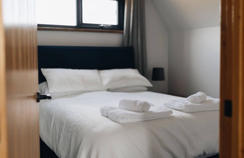 Llandysul Cabaña | Valley View Hideaway - a cabin that sleeps 4 guests in 2 bedrooms