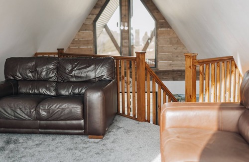 Llandysul Cabaña | Valley View Hideaway - a cabin that sleeps 4 guests in 2 bedrooms