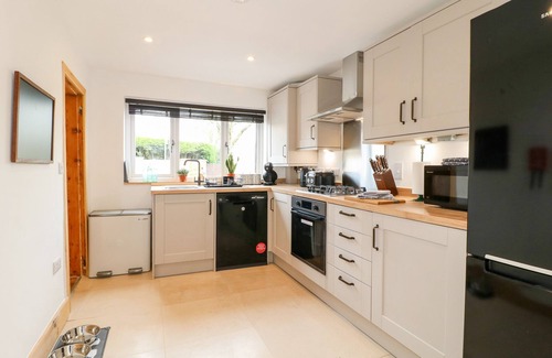 Hulland Ward Cabaña | VALLEY VIEW, pet friendly, luxury holiday cottage in Ashbourne