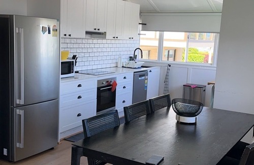 Clontarf Casa | Vandy Beach House. Cosy with direct water views.