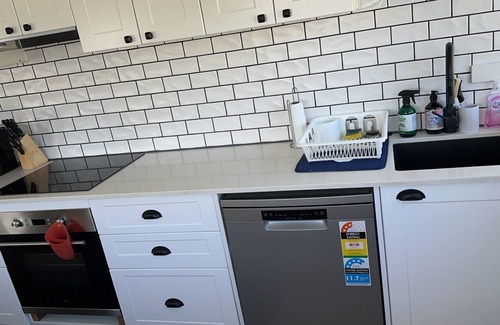 Clontarf Casa | Vandy Beach House. Cosy with direct water views.