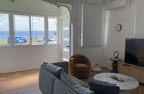 Clontarf Casa | Vandy Beach House. Cosy with direct water views.