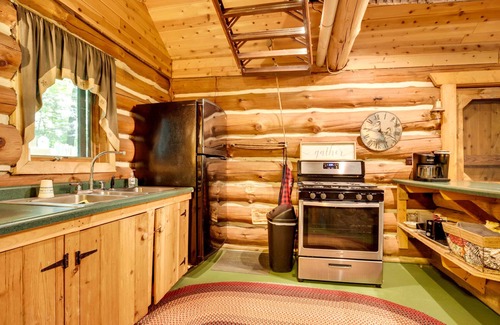 Hill Apartamento | Versatile Bass Lake Cabin with Deck!