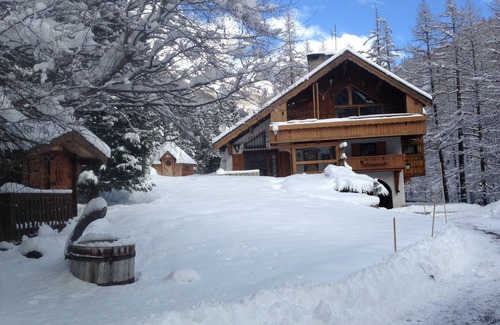 Abries Chalet De Esquí | Muy bonito, amplio, confortable chalet bien orientado, orientado al sur con jardín.