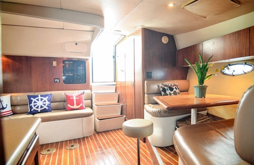 La Romana Alquiler De Eote | Very luxurious accommodation on a boat, room, bathroom and fine wood finishes.