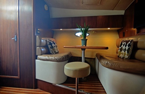 La Romana Alquiler De Eote | Very luxurious accommodation on a boat, room, bathroom and fine wood finishes.