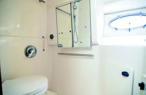 La Romana Alquiler De Eote | Very luxurious accommodation on a boat, room, bathroom and fine wood finishes.