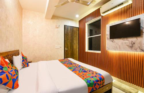 Munirka Hotel | Via Blu Lagoon Inn- Max Super Speciality Hospital and Select Citywalk Mall