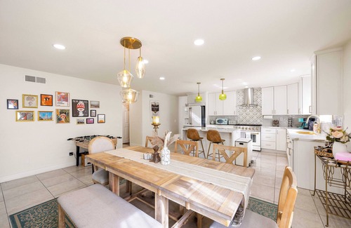 City of Industry Casa | Vibrant 5BR/2BA Ranch Home w/ Pool l King Bed 2000 Sqft -Disneyland!